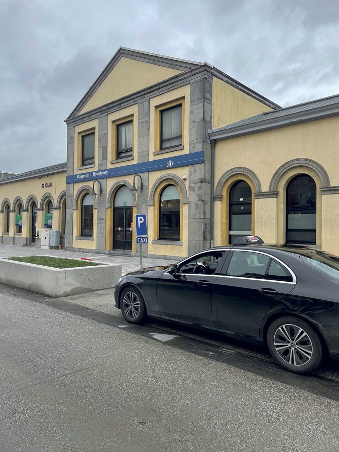 Un des emplacements de la ville se trouve devant la gare.